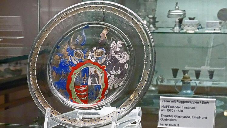 Dieser Teller mit Fuggerwappen entstand um 1570 bis 1580 in Hall/Tirol oder in Innsbruck (entfärbte Glasmasse, Email- und Goldmalerei).Foto: Jochen Berger