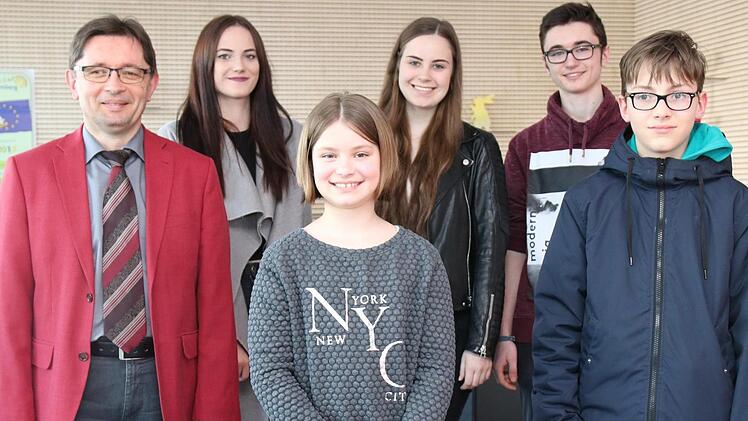 BR-Redaktionsleiter Alexander Müller konnte darüber hinaus zahlreiche weitere wertvolle Sachpreise , Medaillen und Urkunden an Diana Bauer, Paula Gottwald, Helena Birkert, Daniel Heinert und Felix Meisel übergeben (von links). Foto: Dagmar Besand