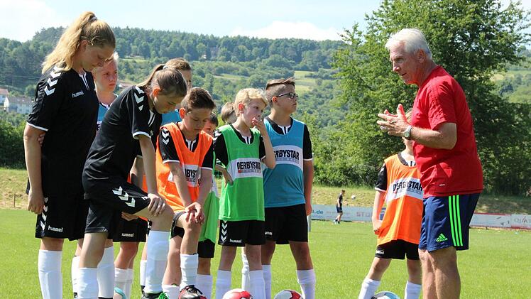 Klaus Fischer (rechts) erklärt den Hammelburger Kindern immer wieder genau, worauf sie bei der Ballannahme achten müssen.