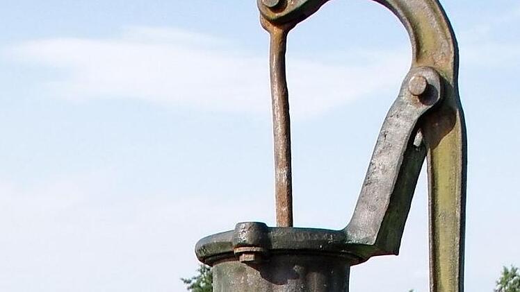 Wolfsdorfer Quellwasser sprudelt aus dem Brunnen in den Trog.