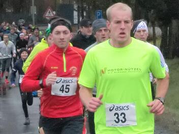 Michael Schricker (rechts) und der spätere Sieger Johannes Haueis (links) gaben das Tempo beim Hainberglauf vor.  Foto: Werner Reißaus