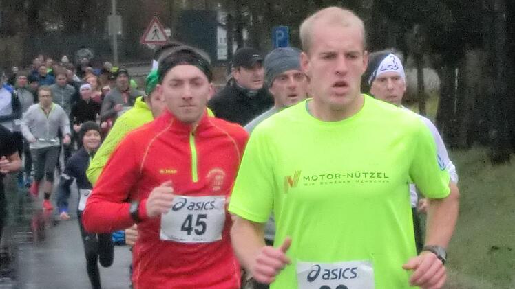 Michael Schricker (rechts) und der spätere Sieger Johannes Haueis (links) gaben das Tempo beim Hainberglauf vor.  Foto: Werner Reißaus