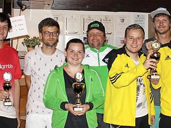 Als Sieger gingen Jennifer Koch und Basti Rohr (Dritte und Vierter von links) hervor. Mit im Bild von links die Zweit- und Drittplatzierten Simon Kolb, Markus Beierlorzer, Stefan Simon, Martin Göppner und Fabian Simon Foto: Hans Franz