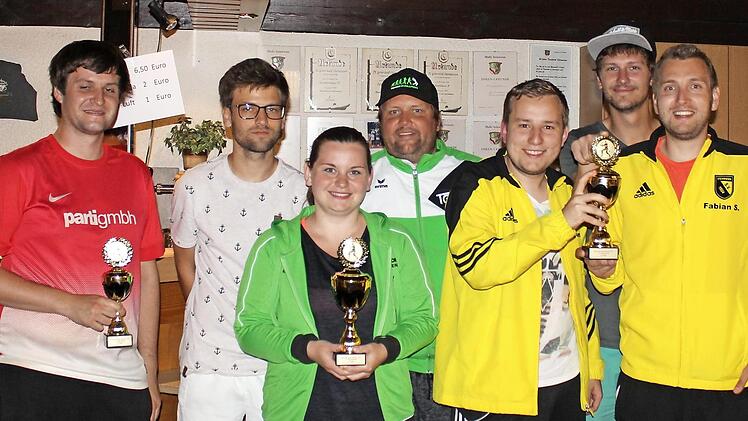 Als Sieger gingen Jennifer Koch und Basti Rohr (Dritte und Vierter von links) hervor. Mit im Bild von links die Zweit- und Drittplatzierten Simon Kolb, Markus Beierlorzer, Stefan Simon, Martin Göppner und Fabian Simon Foto: Hans Franz