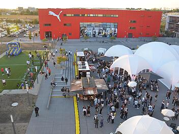 Bolzplatz und ein Teil der Plaza werden mit dem "Puma House" überbaut werden. Am Donnerstag war dort ein Mitarbeiterfest.
