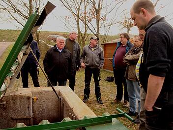 Mit sorgenvoller Miene schauten die Gemeinderäte  und  Bürgermeister Karl-Heinz Kandler (links) in das Betonbecken der Kläranlage.  Günther Geiling