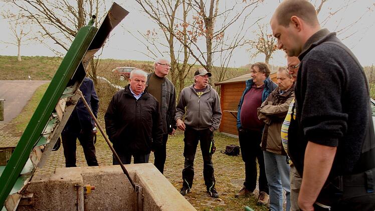 Mit sorgenvoller Miene schauten die Gemeinderäte  und  Bürgermeister Karl-Heinz Kandler (links) in das Betonbecken der Kläranlage.  Günther Geiling