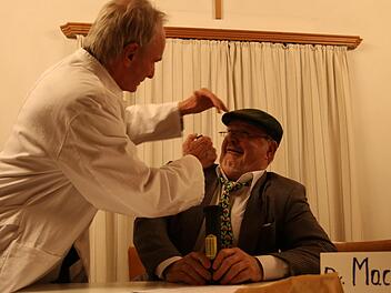 Tegtmeier (Knud Espig, rechts) wird bei der MTU von Gutachter Dr. Macke (Güther Ott) eingehend examiniert.Foto: Klaus Klaschka
