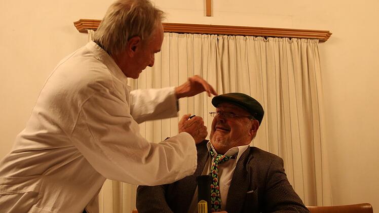 Tegtmeier (Knud Espig, rechts) wird bei der MTU von Gutachter Dr. Macke (Güther Ott) eingehend examiniert.Foto: Klaus Klaschka