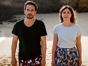 Livia (Ulrike C. Tscharre) und Martin (Oliver Mommsen) genießen ihre Verliebtheit und denken nicht an morgen.