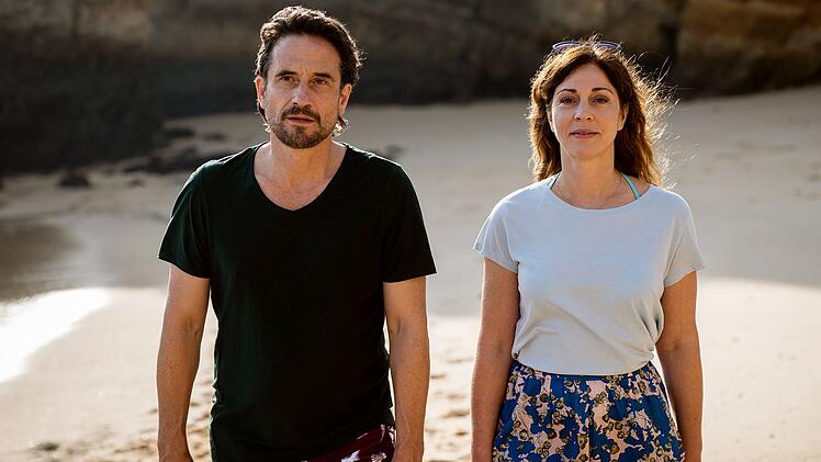 Livia (Ulrike C. Tscharre) und Martin (Oliver Mommsen) genießen ihre Verliebtheit und denken nicht an morgen.