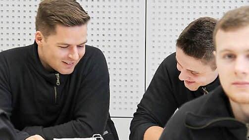 Simon Haußmann (links) im Unterricht.