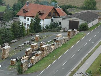 Bis zu 700.000 Euro wird auswärtige eine Immobilienfirma allein für das Sägewerk und den Grund drumherum (rechts im Bild) - ohne das Wohnhaus - bezahlen. Archivfoto: Gerhard Schmidt