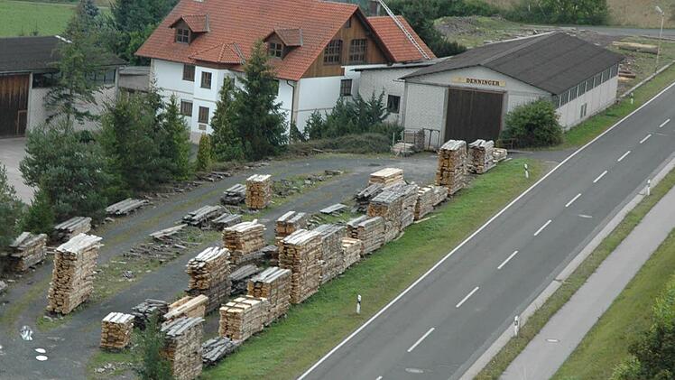 Bis zu 700.000 Euro wird auswärtige eine Immobilienfirma allein für das Sägewerk und den Grund drumherum (rechts im Bild) - ohne das Wohnhaus - bezahlen. Archivfoto: Gerhard Schmidt
