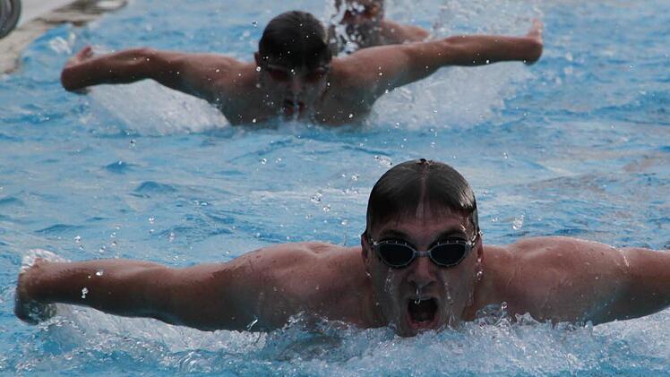 Die Schwimmer können ab morgen wieder im Kulmbacher Freibad ihre Bahnen ziehen. Auch wenn es draußen kalt ist, die Schwimmbecken sind gut geheizt.  Foto: Arciv/Jürgen Gärtner