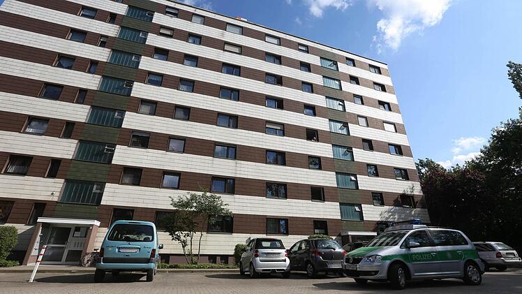 Die Wohnung, in der der Mord geschah. Am Samstagmorgen (24.05.2014) ereignete sich in Oberasbach (Lkr. Fuerth) in einem Mehrfamlienhaus ein schreckliches Familiendrama. Ein 31-Jaehriger erstatt seinen fuenfjaehrigen Sohn, der bei ihm zu Besuch war, und informierte anschliessend die Polizei. Die 26-jaehrige, vom Vater getrennt lebende Mutter, wurde von der Polizei informiert und eilte zum Ungluecksort, wo sie zusammenbrach. Zu den Motiven der Tat schweigt der Vater. Foto: News5 / Herse