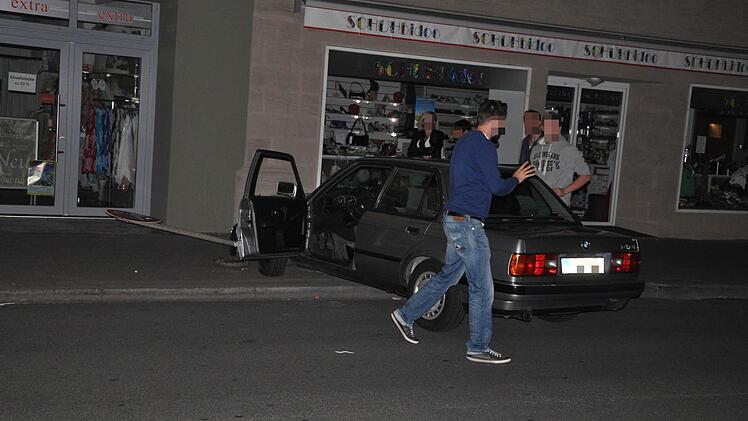 Ein BMW-Fahrer hat in der Nacht zum Samstag vor einem Schaufenster in Forchheim ein Verkehrsschild gerammt. Foto: privat