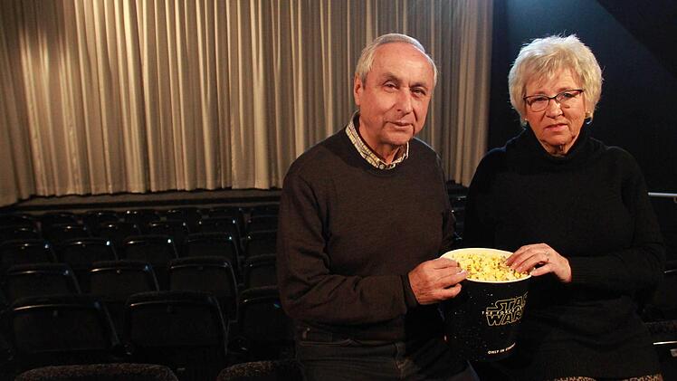 Ingrid und Peter Hofmann vom Kissinger Kino freuen sich auf die Blockbuster 2016 Foto: Carmen Schmitt