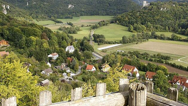 Blick in ein Wanderparadies: von der Burgruine Streitburg &uuml;ber das Wiesenttal zur Ruine Neideck Foto: l&ouml;w