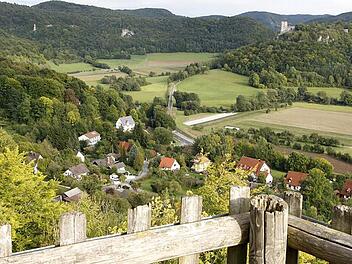 Blick in ein Wanderparadies: von der Burgruine Streitburg über das Wiesenttal zur Ruine Neideck Foto: löw
