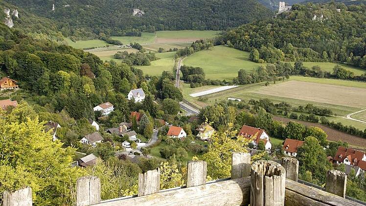 Blick in ein Wanderparadies: von der Burgruine Streitburg über das Wiesenttal zur Ruine Neideck Foto: löw