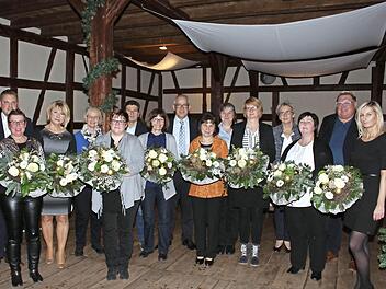 Die langjährigen Mitarbeiterinnen des Bekleidungsgeschäftes mit den Herren der Geschäftsleitung Tobias Murk, Georg Murk, Franz Hünnerkopf, Reinhold Murk (hinten von links) Foto: Evi Seeger