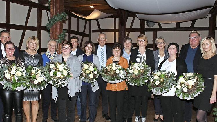 Die langjährigen Mitarbeiterinnen des Bekleidungsgeschäftes mit den Herren der Geschäftsleitung Tobias Murk, Georg Murk, Franz Hünnerkopf, Reinhold Murk (hinten von links) Foto: Evi Seeger