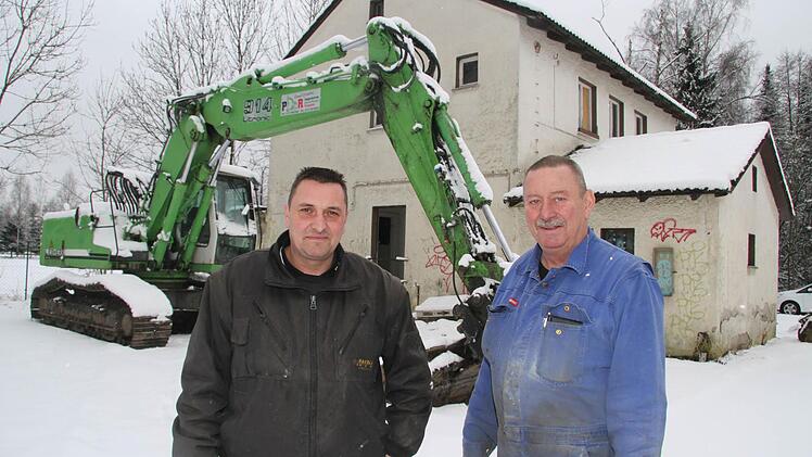 Thomas Pfändner (links) und Roland Röttgen sind mit ihrer Firma P + R dabei, das ehemalige ATS-Gelände wieder auf Vordermann zu bringen. Foto: Sonny Adam