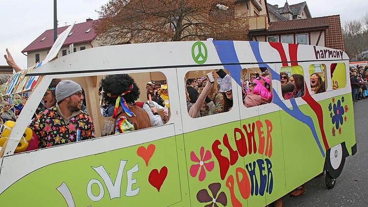 Im Hippie-Bus waren die Faschingsfreunde aus Rupboden unterwegs.  Foto: Steffen Vetter