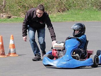 Vorsitzender Ralf Deinlein hält seine schützende Hand über die Fahranfänger beim Kart-Schnuppertag des AMSC Hammelburg.  Foto: Gerd Schaar
