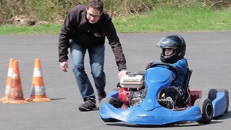 Vorsitzender Ralf Deinlein hält seine schützende Hand über die Fahranfänger beim Kart-Schnuppertag des AMSC Hammelburg.  Foto: Gerd Schaar