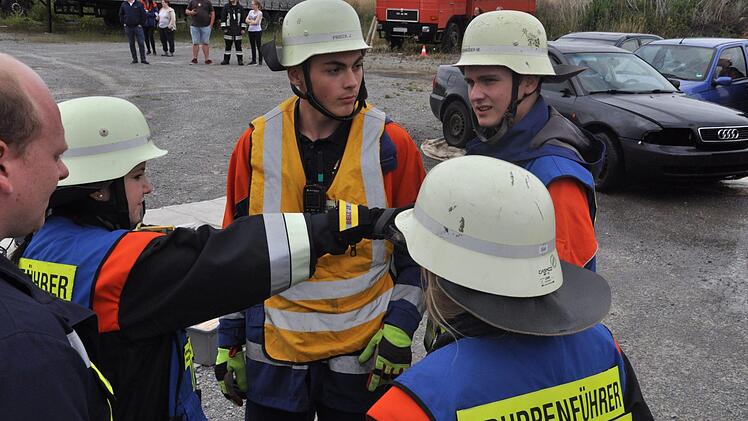 Retten, löschen, bergen, schützen - voller Einsatz für die jungen Feuerwehrleute. Fünf verschiedene Aufgaben wurden ihnen bei der 24-Stunden-Übung gestellt. Foto: Daniel Wiener