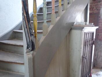 Treppe mit gedrechseltem Geländer