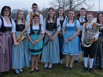 Renate Haag (Kreisvorsitzende des Nordbayerischen Musikbundes im Kreisverbandes Rhön-Grabfeld) und Vorsitzender Michael Mangold freuten sich, beim kürzlich gespieltem sehr erfolgreichen Konzert in der Rudi-Erhard-Halle mit Julia Kirsch, Leonie Kraus, Jonas Seufert, Julia Straub, Nicole Wehner, Hanna May, Nico Back (Niederläurer Blasmusik) und Linus Ziegler junge Musikanten, die teilweise schon zehn Jahre aktiv bei den "Lauertaler Musikanten" musizieren, auszeichnen zu dürfen. Zu den Gratulant...