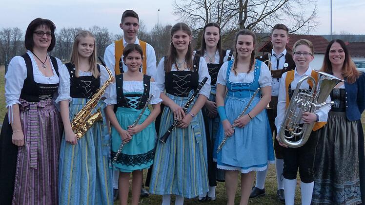 Renate Haag (Kreisvorsitzende des Nordbayerischen Musikbundes im Kreisverbandes Rhön-Grabfeld) und Vorsitzender Michael Mangold freuten sich, beim kürzlich gespieltem sehr erfolgreichen Konzert in der Rudi-Erhard-Halle mit Julia Kirsch, Leonie Kraus, Jonas Seufert, Julia Straub, Nicole Wehner, Hanna May, Nico Back (Niederläurer Blasmusik) und Linus Ziegler junge Musikanten, die teilweise schon zehn Jahre aktiv bei den "Lauertaler Musikanten" musizieren, auszeichnen zu dürfen. Zu den Gratulant...