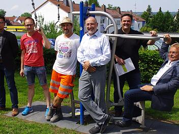 Die Verantwortlichen sind froh, dass mit vereinten Kräften ein schönes Spiel- und Fitnessgelände in Kronach geschaffen werden konnte. Foto: Marco Meißner