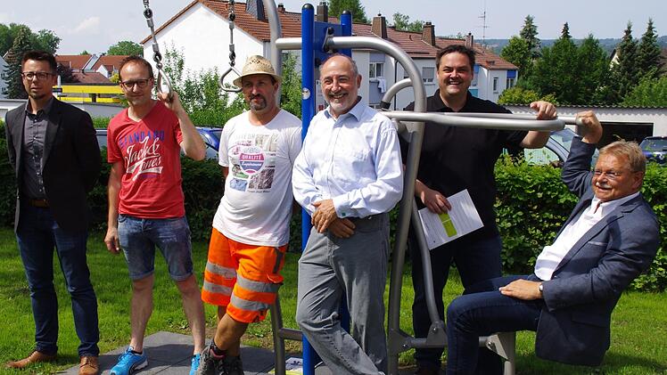 Die Verantwortlichen sind froh, dass mit vereinten Kräften ein schönes Spiel- und Fitnessgelände in Kronach geschaffen werden konnte. Foto: Marco Meißner