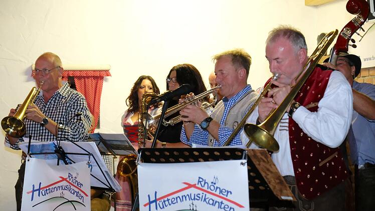 Livemusik der Rhöner Hüttenmusikanten ertönte in der festlichen Landbrenner-Scheune von Manuela und Thomas Kleinhenz in Wartmannsroth. Foto: Gerd Schaar