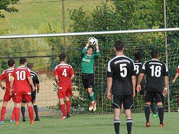 Wieder als Joker im Spielfeld oder als Keeper? Tayrell Kruppa vom FC Fuchsstadt (hier mit Abwehrmann Tim Kolb), könnte gegen Lengfeld wieder in besonderer Rolle glänzen. Foto: ssp