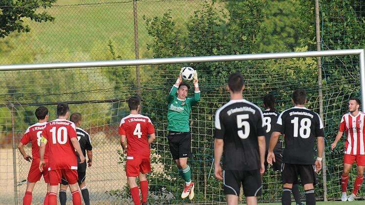 Wieder als Joker im Spielfeld oder als Keeper? Tayrell Kruppa vom FC Fuchsstadt (hier mit Abwehrmann Tim Kolb), könnte gegen Lengfeld wieder in besonderer Rolle glänzen. Foto: ssp