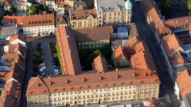 Stadtbildpr&auml;gend: Die Dimensionen des heute als Rathaus Maxplatz  genutzten Priesterseminars lassen sich am besten aus der Luft erkennen. Das Sanierungsprojekt umfasst bis auf das Haus Hauptwachstra&szlig;e 5  (Bijou Brigitte) den gesamten Geb&auml;uderiegel.  Ronald Rinklef