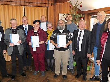 Langjährige Mitglieder des VdK-Ortsverbandes Neudrossenfeld wurden ausgezeichnet. Dazu gratulierten die Ehrengäste. Fotos: Horst Wunner