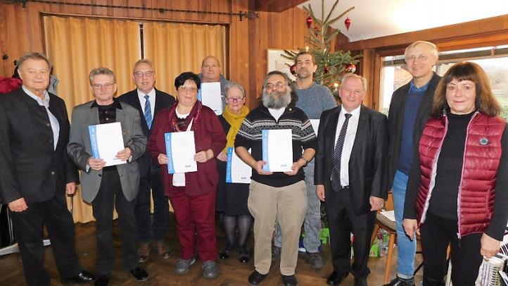 Langjährige Mitglieder des VdK-Ortsverbandes Neudrossenfeld wurden ausgezeichnet. Dazu gratulierten die Ehrengäste. Fotos: Horst Wunner