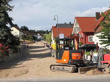 Mitten in der Bauausführung ist die "Siedlungsstraße", an die sich dann der Weiterbau in der "Schulstraße" anschließen wird.  Foto: Günther Geiling