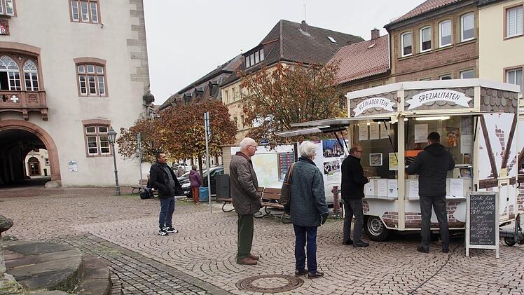 Familie Krawczyk will Ende Februar wieder mit dem Imbisswagen auf den Hammelburger Marktplatz zurückkehren.  Foto: Bianca Volkert