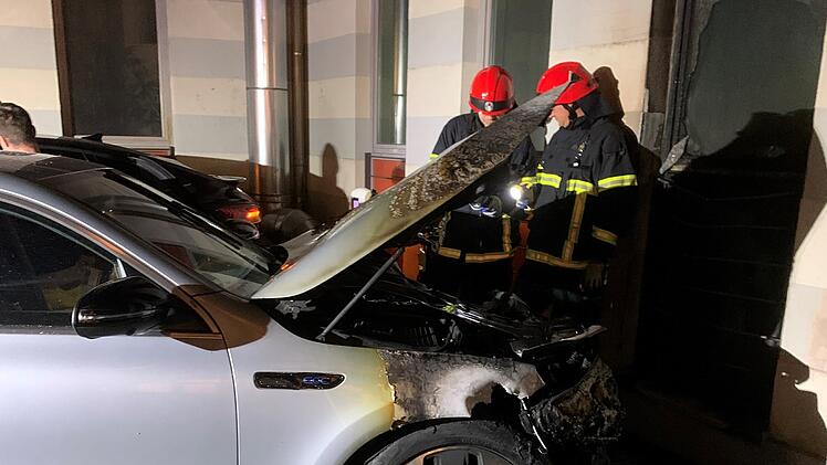 Coburg: Brandstiftung am Coburger Rathaus - Dienstfahrzeuge von Oberbürgermeister gehen in Flammen auf
