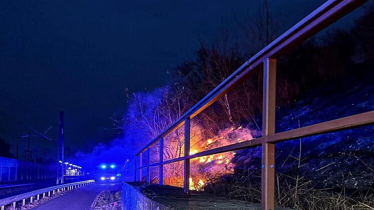 Baiersdorf: Gebüsch an Bahndamm in Brand - Zugverkehr musste zurückgehalten werden