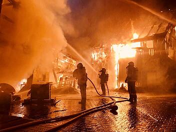 Großbrand in Bronn: Gebäude nicht mehr zu retten