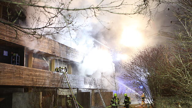 Feuerinferno in Neujahrsnacht: "Meterhohe Flammen" schlagen aus Ansbacher Mehrfamilienhaus
