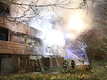 Feuerinferno in Neujahrsnacht: "Meterhohe Flammen" schlagen aus Ansbacher Mehrfamilienhaus